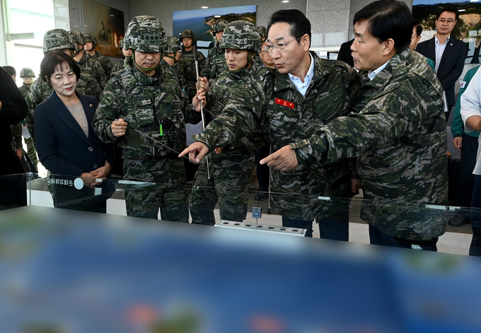 17일 유정복 인천시장이 옹진군 연평평화전망대를 찾아 장병들을 격려하며 안보상황을 점검하고 있다. ( 사진 = 인천시 제공 )