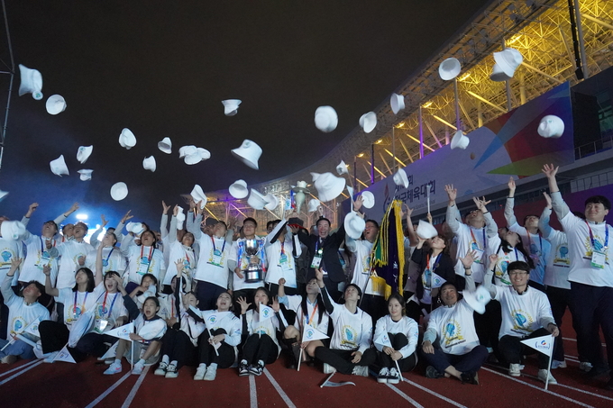 제105회 전국체육대회 3연패를 달성한 경기도선수단이 우승 세레모니를 하고 있다. (사진=이건우 기자)