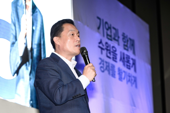 지난 17일 수원컨벤션센터 컨벤션홀에서 열린 '제2회 기업인의 날'에 참석한 이재준 수원시장이 발언하고 있다. (사진=수원시 제공)