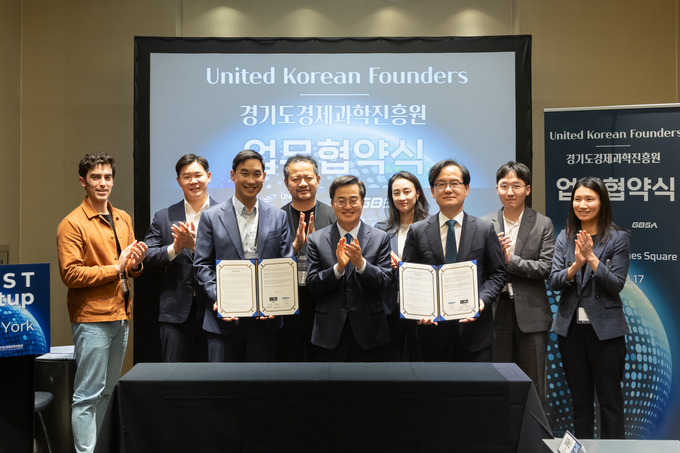 17일(현지시간) 미국 W뉴욕타임스퀘어 호텔에서 열린 경과원-UKF 업무협약 및 간담회에서 김동연 경기도지사(가운데)와 강성천 경과원장, 정세주 UKF 대표 등 관계자들이 기념촬영을 하고 있다. (사진=경기도 제공)
