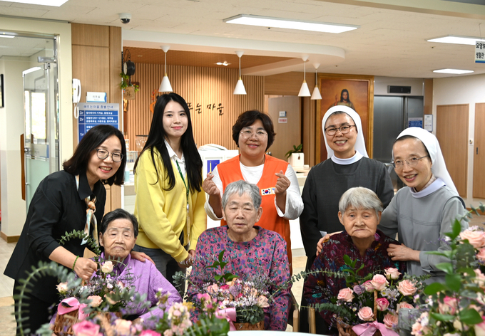 화성도시공사가 임직원들이 만든 꽃바구니를 관내 양로시설에 전달하고 기념촬영 모습( 사진=화성도시공사 제공)