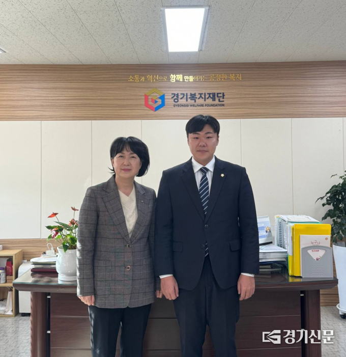 (왼쪽부터)경기복지재단 원미정 대표이사, 최승혁 안성시의회 의원(사진=최승혁 의원 제공)