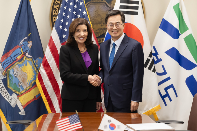 17일(현지시간) 미국 뉴욕주지사 사무실에서 김동연 경기도지사(오른쪽)와 캐시 호컬 뉴욕주지사가 인사하고 있다. (사진=경기도 제공)