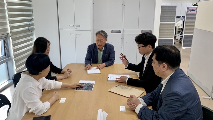 구리시 김용현 의원과 지역주민 대표들이 구리시청 교통행정과를 방문해 갈매멀티스포츠센터 인근 신호 개선 촉구 연명부를 전달하고 있다.(사진=김 의원 제공) 