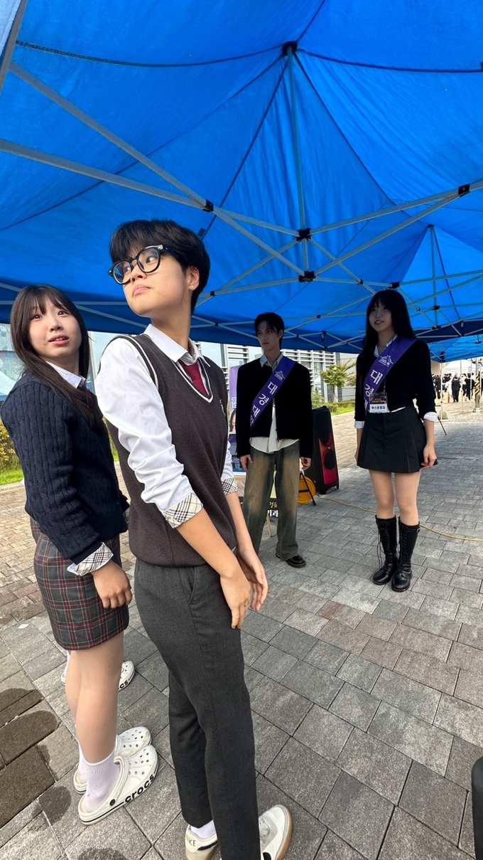  창소년들이 모델체험을 통해 자세교정과 워킹을 연습하고 있다. (사진=대경대 제공)