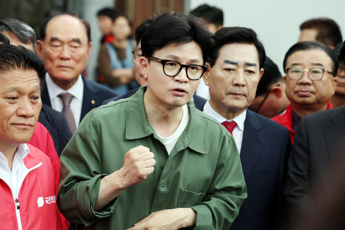 한동훈 국민의힘 대표가 18일 오전 전남 곡성기차마을전통시장에서 상인들과 만나 10·16 재보궐선거 곡성군수 재선거 최봉의 후보의 낙선 인사를 하고 있다 . (사진=연합뉴스)