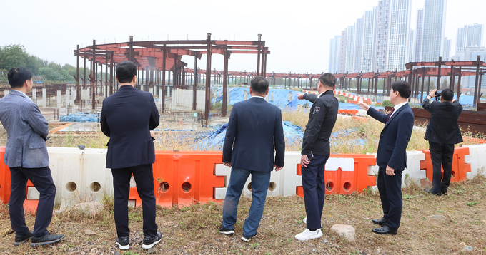 김영기(국힘·의왕1), 명재성(민주·고양5), 백현종(국힘·구리1), 김완규(국힘·고양12), 유영일(국힘·안양5), 김태희(민주·안산2) 등 6명의 경기도의원들이 18일 오전 11시 고양시 장항동에 위치한 K-컬처밸리 공사 현장을 살펴보고 있다. (사진=경기도의회 제공)