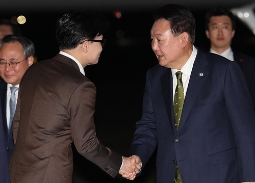 윤석열 대통령이 지난 11일 성남 서울공항에서 필리핀, 싱가포르 국빈 방문 및 라오스 아세안 +3 회의를 마치고 귀국하며 한동훈 국민의힘 대표와 인사하고 있다. (사진=연합뉴스)