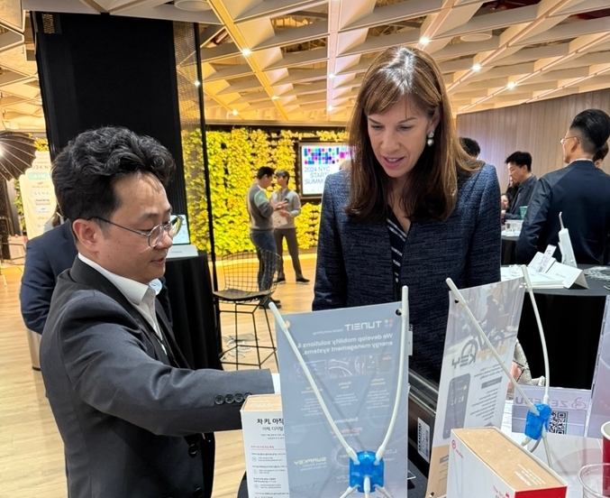 18일(현지시간) 미국의 뱅크 오브 아메리카 파빌리온에서 열린 2024 NYC 스타트업 서밋에서 송영욱 튠잇 대표가 멜리사 로먼 버치 NYCEDC(뉴욕시 경제개발공사) COO(최고운영책임자) 자사 제품을 소개하고 있다. (사진=경기도 게공)