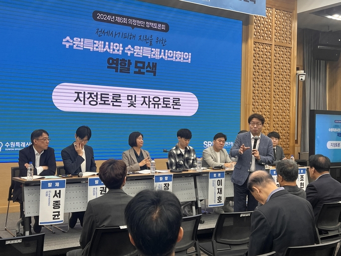19일 수원시청 중회의실에서 개최된 '전세사기피해 지원을 위한 수원시와 수원시의회 역할 모색' 정책토론회에서 염태영(민주·수원무) 의원이 발언하고 있다. (사진=장진 기자)