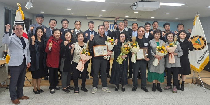 광명시는 지난 18일 한국교통장애인협회 광명시지회 주관으로 ‘제17회 교통안전·교통사고 줄이기 결의대회’를 교통사고 당사자와 가족, 장애인 관련 단체 등 200여 명이 참석한 가운데 하안종합사회복지관에서 개최했다.(사진=광명시 제공).