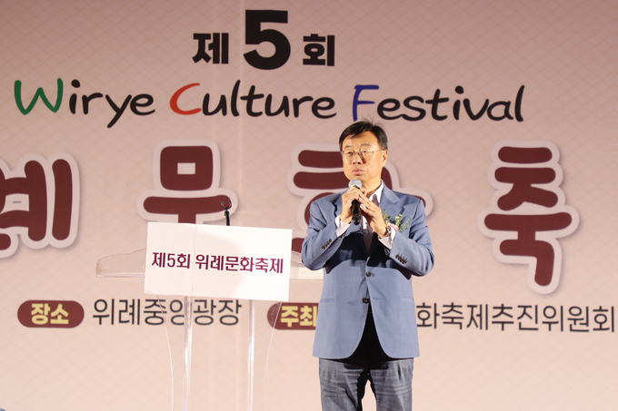 신상진 성남시장이 19일 위례중앙광장에서 열린 ‘제5회 위례문화축제’에 참석해 주민들께 인사하고 있다. 사진=성남시