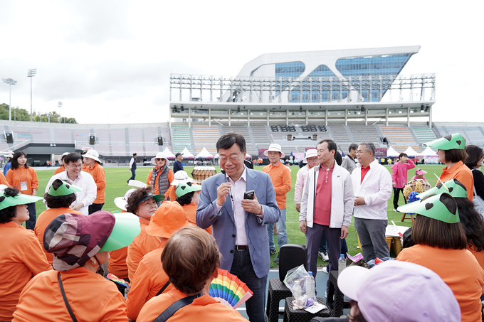 신상진 성남시장이 19일 오전 성남종합운동장에서 열린 ‘2024 중원구 체육대회 및 제17회 중원한마당축제’에 참석 중원구의 발전과 미래 비전을 강조했다. (사진=성남시 제공)