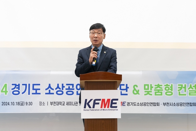 김병전 의장이 맞춤형컨설팅에 참여한 소상공인들을 격려했다. (사진=부천시의회 제공)