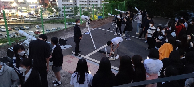 양일고등학교의 공개 관측회가 진행되고 있다. (사진=양일고등학교 제공)