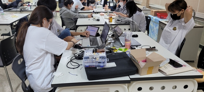 양일고등학교에서 학생들이 과제 연구를 수행하고 있다. (사진=양일고등학교 제공)