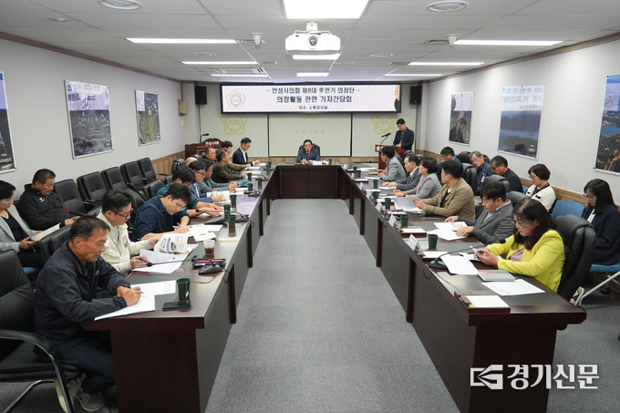 안성시의회 기자간담회에서 자유토론을 하고 있다. (사진=정성우 기자)