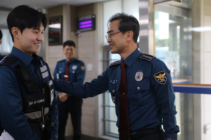  일선 경찰관을 격려하고 있는 박영대 수원중부경찰서장. (사진=수원중부경찰서 제공)
