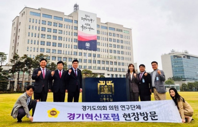 경기도의회 국민의힘 고준호(파주1), 김철현(안양2), 윤태길(하남1), 이병길(남양주7), 김재훈(안양4), 이인애(고양2) 등 ‘경기혁신포럼’ 소속 의원들이 지난 18일 용산 대통령실 앞에서 기념촬영을 하고 있다. (사진=경기도의회 제공)