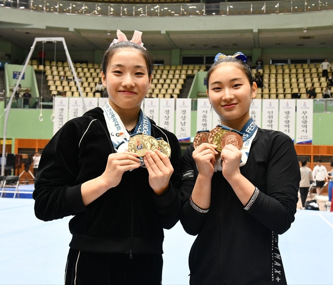 지난 14일 제105회 전국체육대회 체조 여자18세이하부에서 4관왕과 3관을 각각 차지한 박나영, 임수민(오른쪽·이상 경기체고)이 기념촬영을 찍고 있다. (사진=경기체육고등학교 제공)