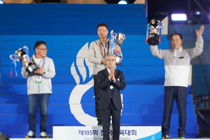 지난 17일 제105회 전국체육대회 폐회식 18세이하부별 시상식에서 김동권 도학생선수단 총감독이 도 대표로 시상대에 올라 우승트로피를 받고 있다. (사진=이건우 기자)