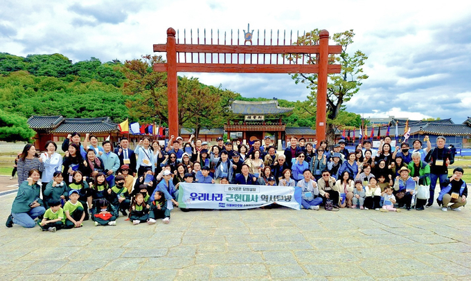 지난 19일 수원 화성행궁에서 김준혁(수원정) 더불어민주당 국회의원과 최종현(수원7) 경기도의회 민주당 대표의원, 더불어민주당 수원시의원, 수원지역 주민들이 기념촬영을 하고 있다. (사진=더불어민주당 수원정지역위원회 제공)