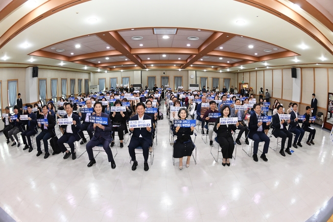 시민설명회에 참석한 시민들이 손피켓을 들고 과학고 유치를 기원하고 있다. (사진=부천시 제공)