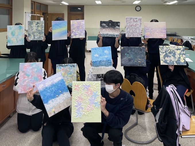풍동고등학교에서 문화체험 행사에 참여한 학생들이 백드롭페인팅 작품을 들어보이고 있다. (사진=풍동고등학교 제공)
