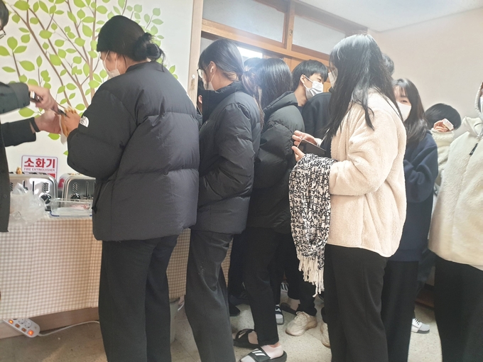 풍동고등학교에서 학생들이 위(Wee)카페 행사에 참여하고 있다. (사진=풍동고등학교 제공)