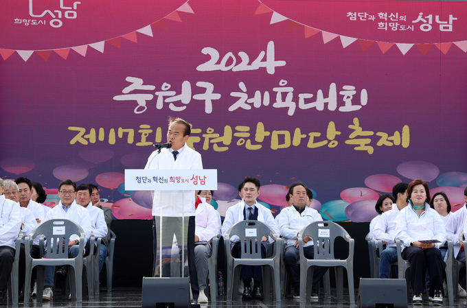 이덕수 성남시의회 의장을 비롯한 성남시의회 의원들이 지난 19일 성남종합운동장에서 열린 ‘중원구 체육대회 및 제17회 중원한마당축제’에 참석해 지역 주민들과 소통하며 축제의 열기를 함께 나눴다. (사진=성남시의회 제공)