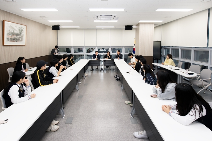  나눔실에서 시의원과 고촌고등학교 학생들이 질의응답을 하고 있다. (사진=김포시의회 제공)