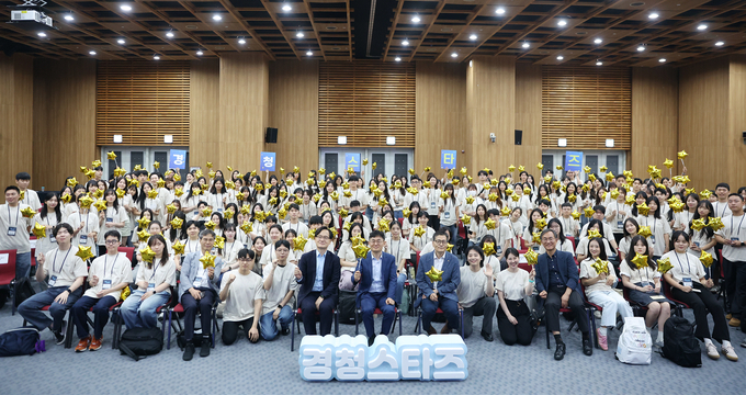 지난 7월 11일 성남 경기창조혁신센터에서 김현곤(가운데) 경기도 경제부지사와 경청스타즈 참가자들이 발대식을 갖고 기념촬영을 하고 있다. (사진=경기도 제공)