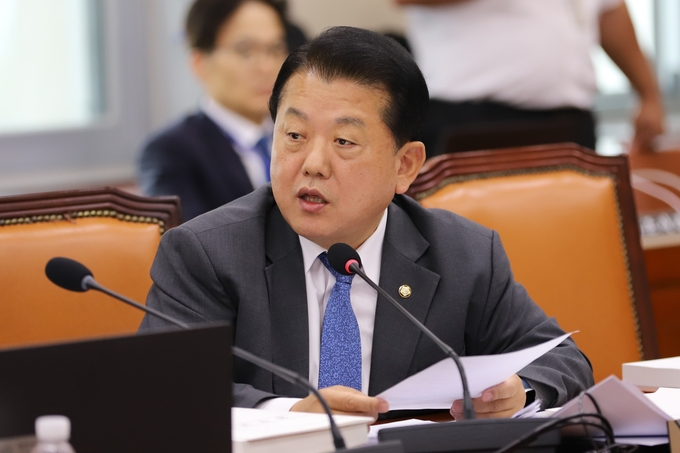 김병주 국회의원이 17일 육군에 대한 국정감사 중 박안수 육군참모총장에게 '별내 탄약고 지하화에 대한 사업타당성 조사 진행상황을 묻고 있다.(사진=김 의원실 제공)