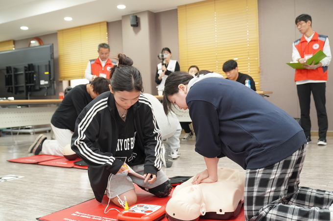 대한적십자사 경기도지사 '2024년 경기도 응급처치 경연대회'에 참가한 학생들이 실기경연을 펼치고 있다. (사진=대한적십자사 경기도지사 제공)