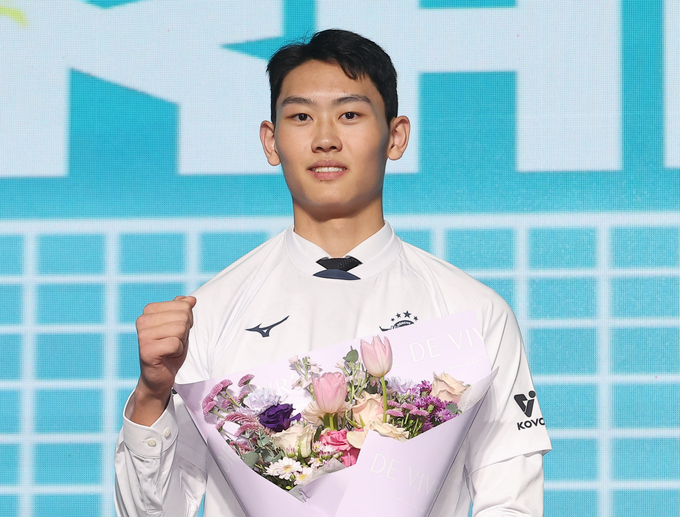 21일 서울 강서구 메이필드 호텔에서 열린 2024~2025 한국배구연맹(KOVO) 남자 신인선수 드래프트에서 전체 1순위로 지명된 새터 김관우(천안고)가 기념사진을 찍고 있다. (사진=연합뉴스)