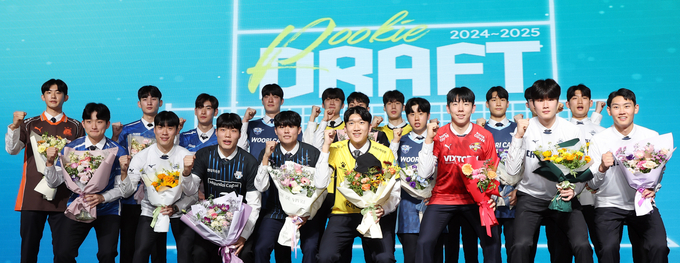 21일 서울 강서구 메이필드 호텔에서 열린 2024~2025 한국배구연맹(KOVO) 남자 신인선수 드래프트에서 지명된 선수들이 단체 기념촬영을 하고 있다. (사진=연합뉴스)