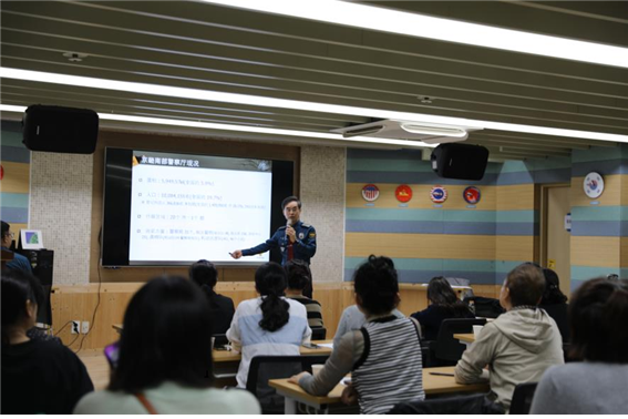 지난 19일 수원시 외국인 복지센터에서 박영대 수원중부경찰서장이 중국인 50여 명을 대상으로 범죄예방 교육을 실시하고 있다. (사진=수원중부경찰서 제공)