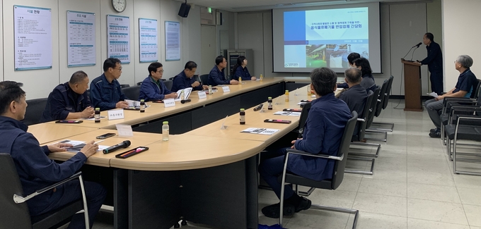21일 송도사업소 중회의실에서 음식물류폐기물 반입업체 대표단 8명과 간담회를 진행하고 있다. ( 사진 = 인천환경공단 제공 )