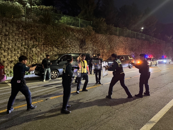 성남중원경찰서가 지난 17일 중원구 은행동에서 납치·도주 강력사건을 가정한 야간 현장 대응 훈련(FTX)을 실시했다. (사진=중원경찰서 제공)