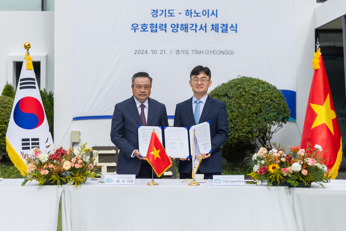 21일 도담소에서 진행된 경기도-하노이시 우호협력 양해각서 체결식에서 김현곤 경기도 경제부지사와 쩐 시 타잉 하노이시 인민위원회 위원장이 기념촬영을 하고 있다. (사진=경기도 제공)