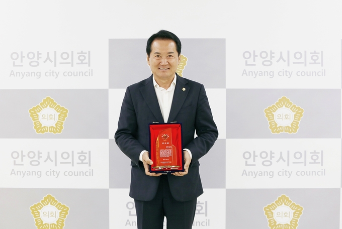 음경택 안양시의원이 21일 안양시농수산물도매시장 상인회로부터 감사패를 받은 뒤 기념촬영을 하고 있다. (사진=안양시의회 제공)
