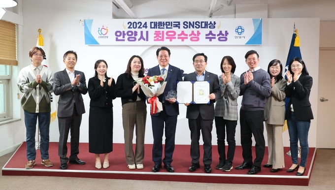 최대호(왼쪽 다섯 번째) 안양시장이 21일 시청 접견실에서 전수식 후 관계공무원들과 기념촬영을 하고 있다.(사진=안양시 제공)