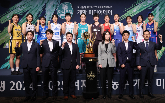 21일 서울 중구 더플라자호텔에서 개최된 2024~2025시즌 개막 미디어데이에서 6개구단 감독들과 대표 선수들이 출사표를 던진 뒤 단체사진을 찍고 있다. (사진=연합뉴스)