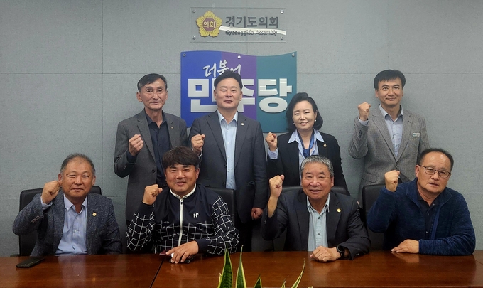 정윤경(민주·군포1) 경기도의회 부의장과 최종현(수원7) 경기도의회 더불어민주당 대표의원, 신종광 경기도 축산정책과장, 경기지역 축산업 생산자 단체대표들이 지난 18일 경기도의회 더불어민주당 대표의원실에서 기념촬영을 하고 있다. (사진=경기도의회 제공)