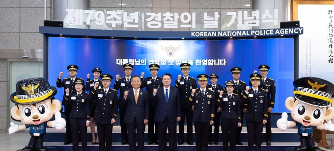  윤석열 대통령이 21일 서울 서대문구 경찰청 본관에서 마약·전세사기·딥페이크를 비롯한 주요 현안 담당자, 부부 경찰 등 청년 경찰들과 함께 기념 촬영을 하고 있다. (사진=대통령실 제공)
