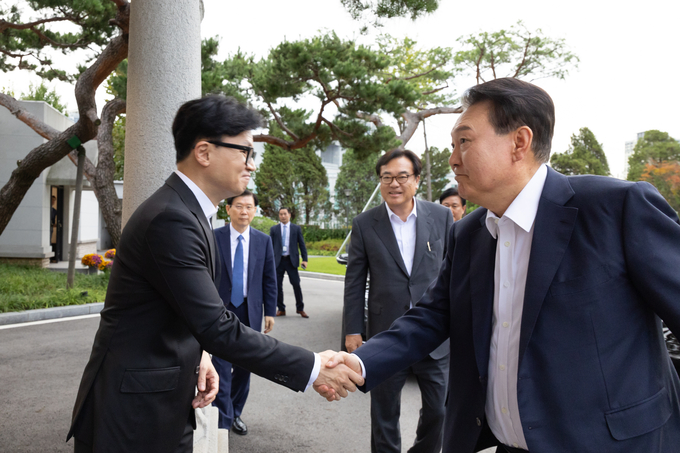 윤석열 대통령이 21일 서울 용산 대통령실에서 한동훈 국민의힘 대표를 만나 악수하고 있다. (사진=연합뉴스)
