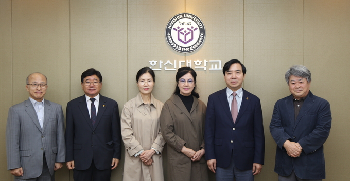 신학생 전액 장학금 전달식 참석자들이 기념사진을 촬영하고 있다. (사진=한신대학교 제공)
