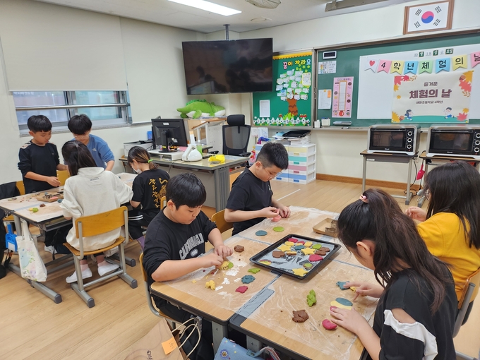 오산 세마초,‘교내 체험학습’운영 4학년, 알뜰 시장과 쿠키 만들기 체험 실시 장면. (사진=오산 세마초 제공)