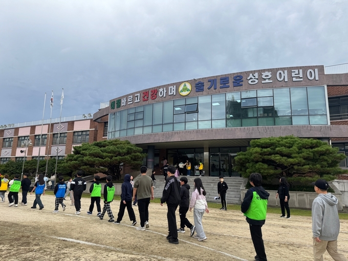 오산 성호초, 학생자치회와 함께하는 건강 걷기로 건강한 시작. (사진=오산 성호초 제공)