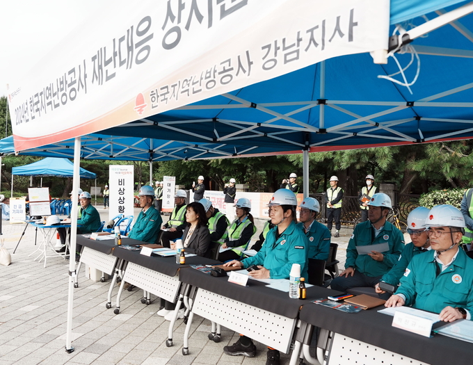 한국지역난방공사 정용기 사장(앞줄 오른쪽 두번째)이 2024년 재난대응 상시훈련을 주재하고 있다. (사진=한국지역난방공사 제공)